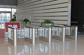 24小时值守闸机，为政府机关严管出入口