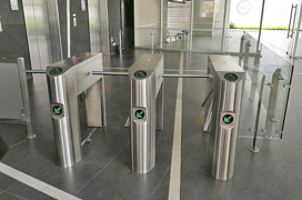 学校放暑假，但闸机不放假