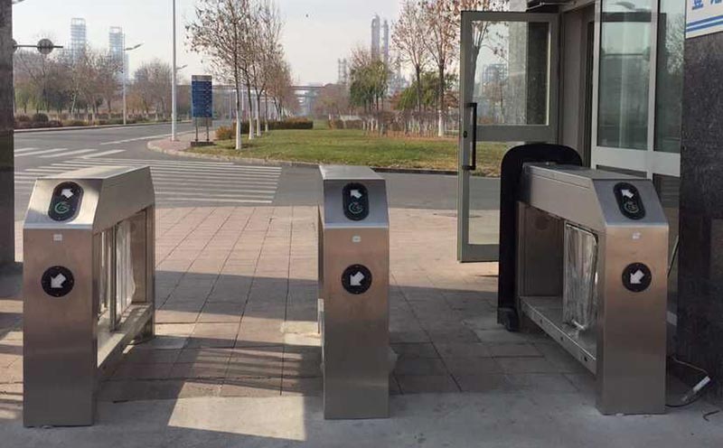 场景闸机 |西莫罗户外摆闸风雨不惧，24小时守护工厂